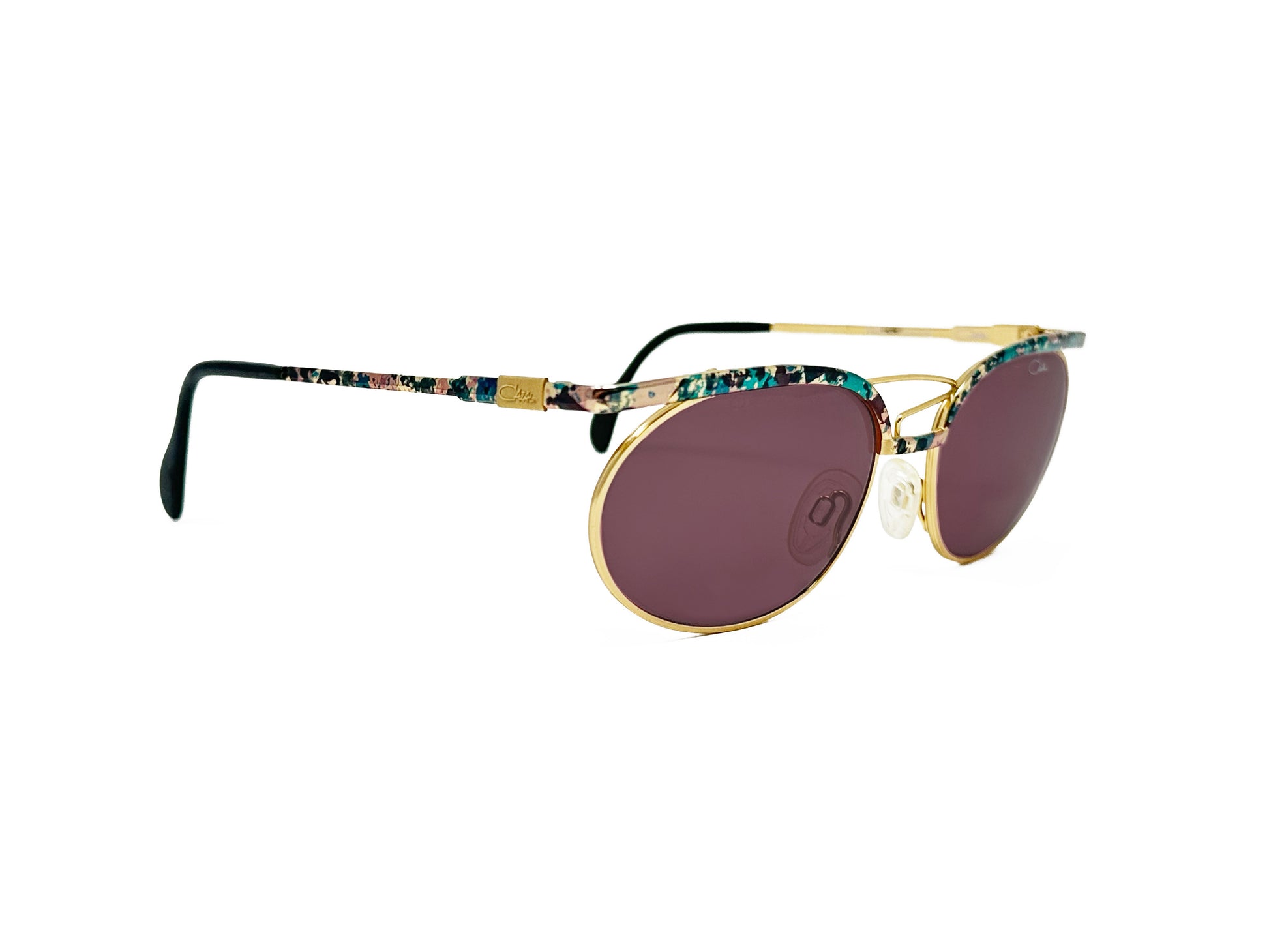 Cazal oval, metal sunglass with green tortoise bar across each lens and spiral wire on nose bridge. Model: 263/3. Color:425 Gold metal with green tortoise pattern. Side view.