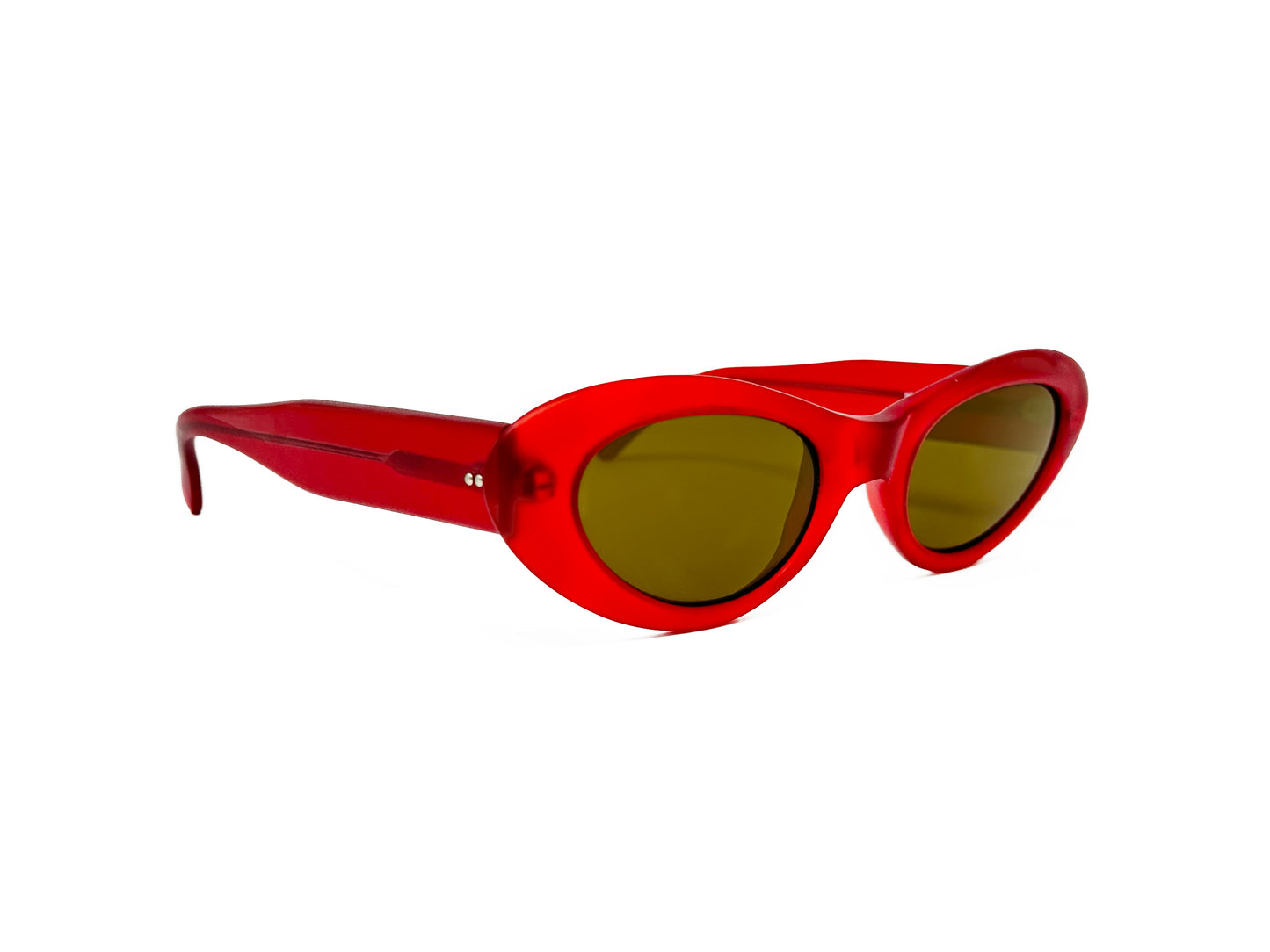 Kador oval, cat-eye, acetate sunglasses. Model: 3. Color: 1453- Red with green lenses. Side view.