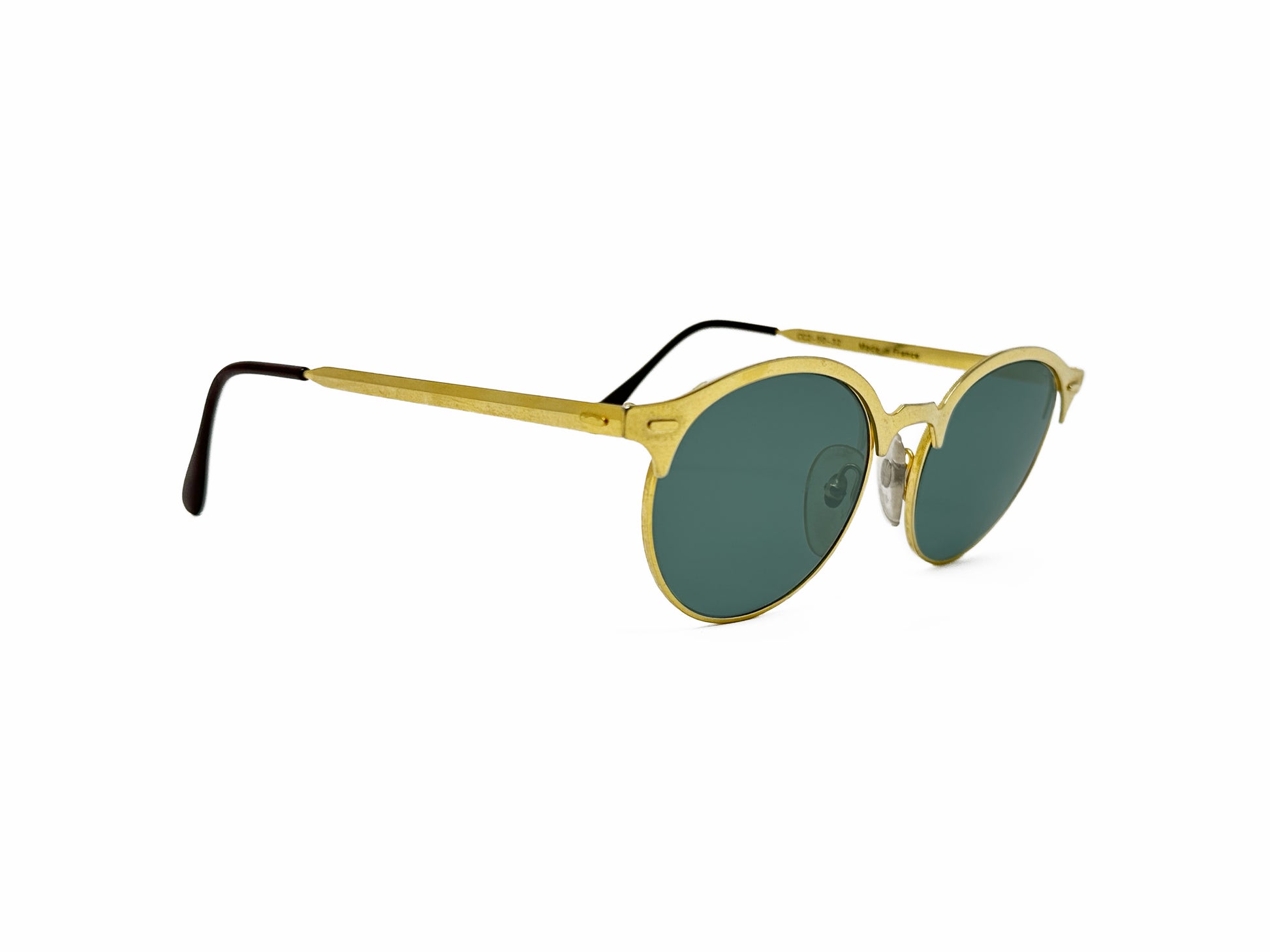 Ellen Tracy round sunglass with gold metal trim. Model: CC2. Color: Gold with green lens. Side view.