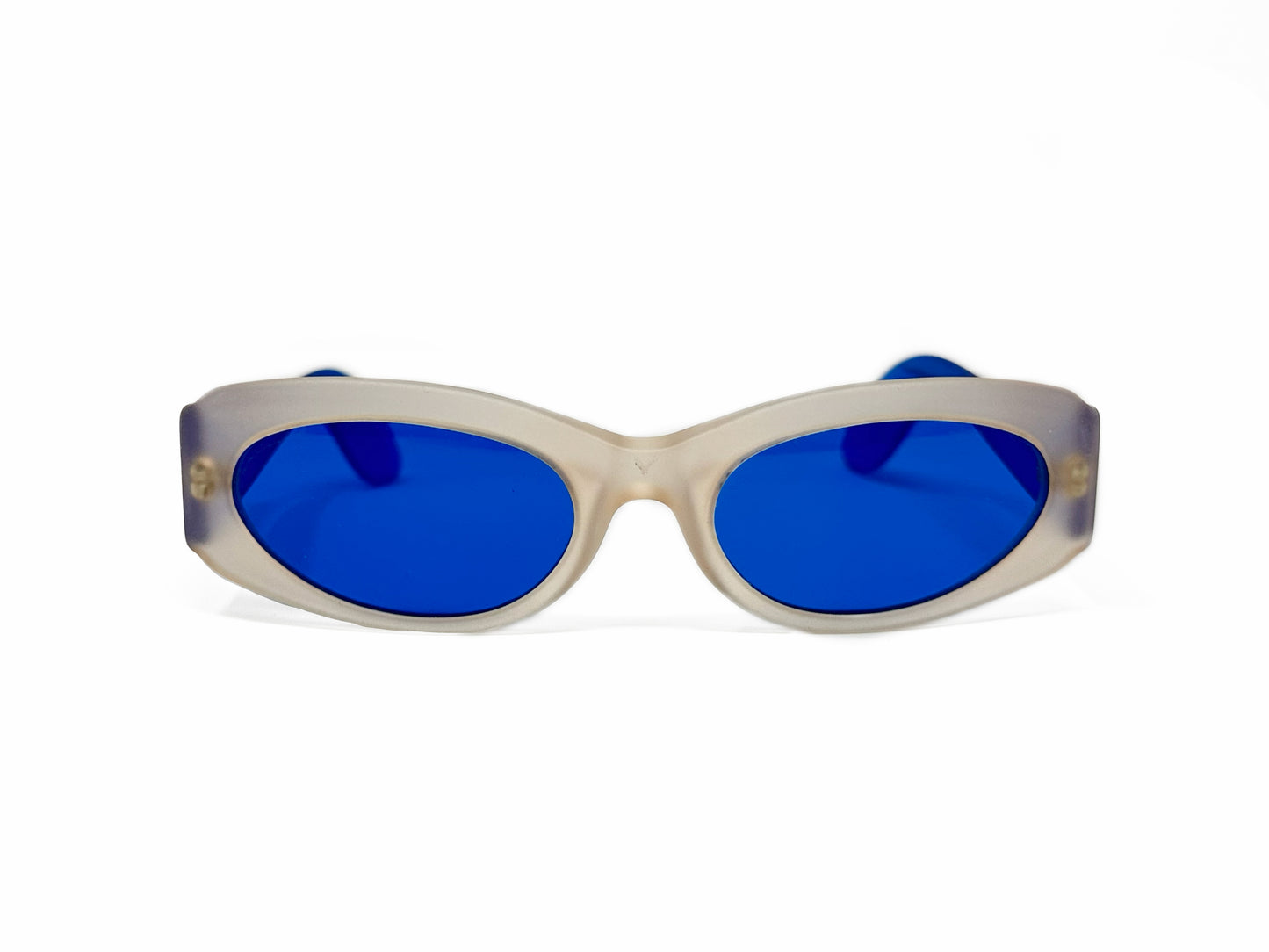 Kador oval sunglass with flat sides. MOdel: DF2006. Color : 3 MATTE - Matte beige with blue lenses. Front view.