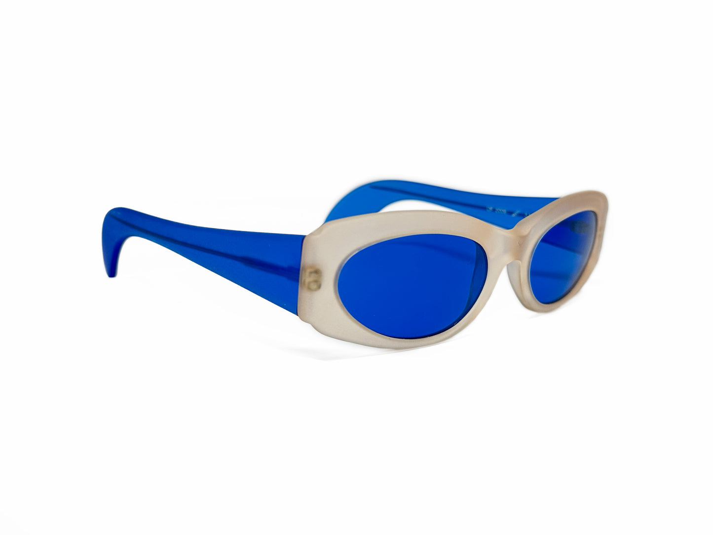 Kador oval sunglass with flat sides. MOdel: DF2006. Color : 3 MATTE - Matte beige with blue lenses. Side view.