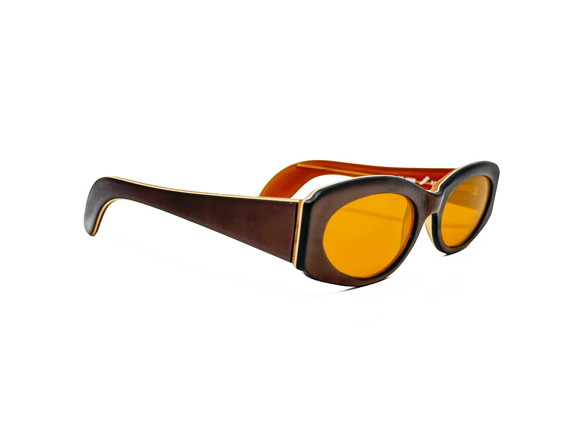 Kador oval sunglass with flat sides. MOdel: DF2006. Color: 7 MATT - Dark brown with light brown lenses. Side view.