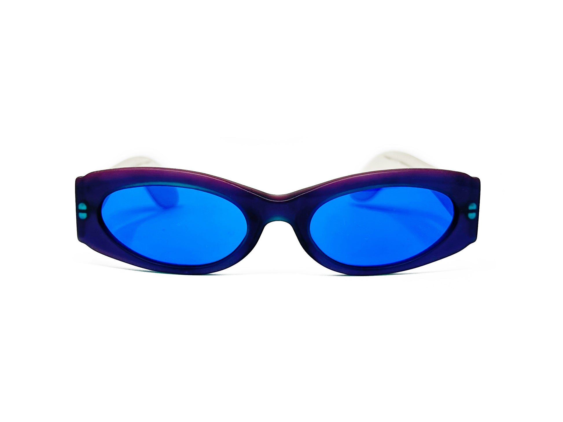 Kador oval sunglass with flat sides. MOdel: DF2006. Color: 2MATT - Purple with blue lenses. Front view.