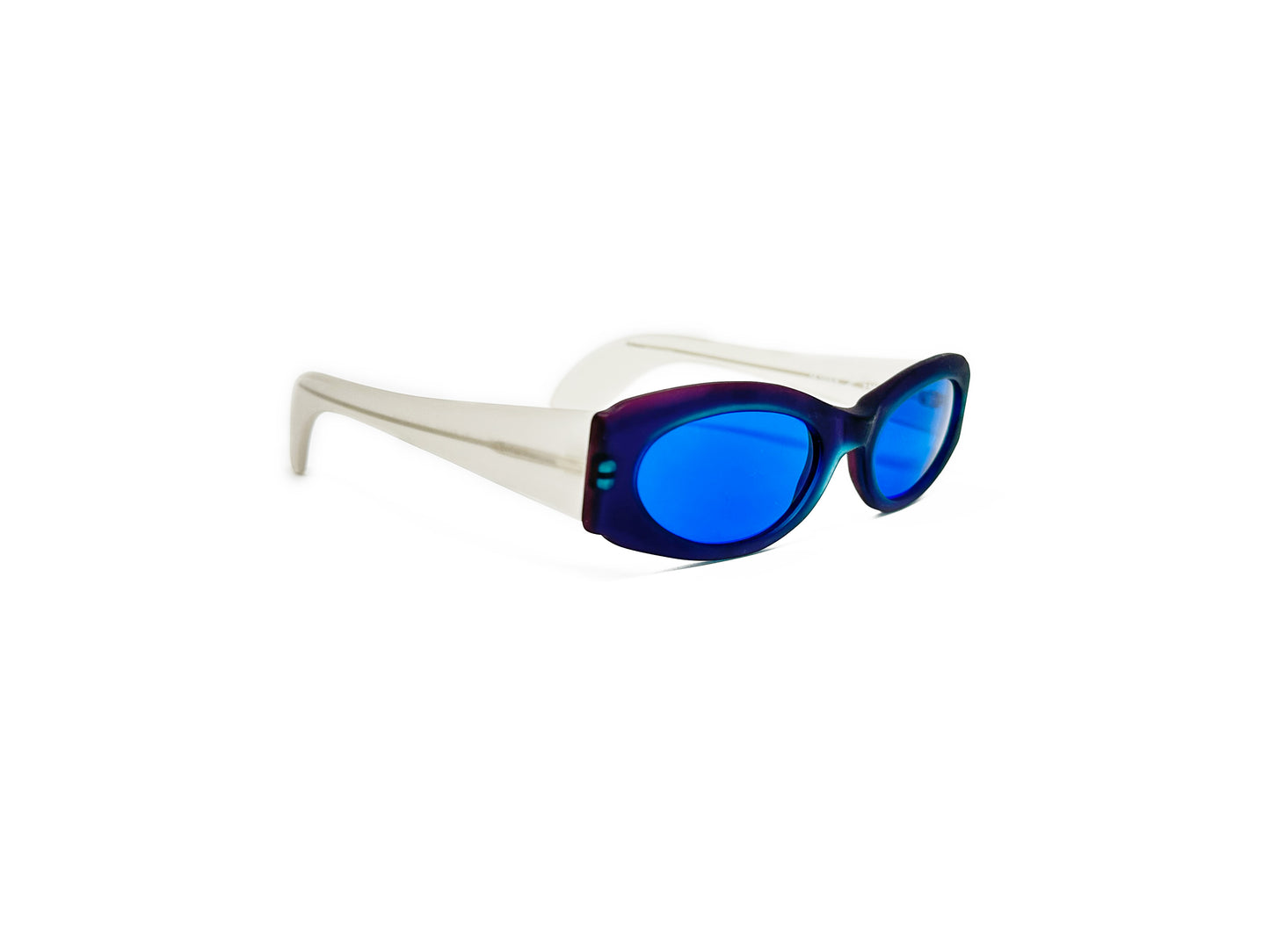 Kador oval sunglass with flat sides. MOdel: DF2006. Color: 2MATT - Purple with blue lenses. Side view.