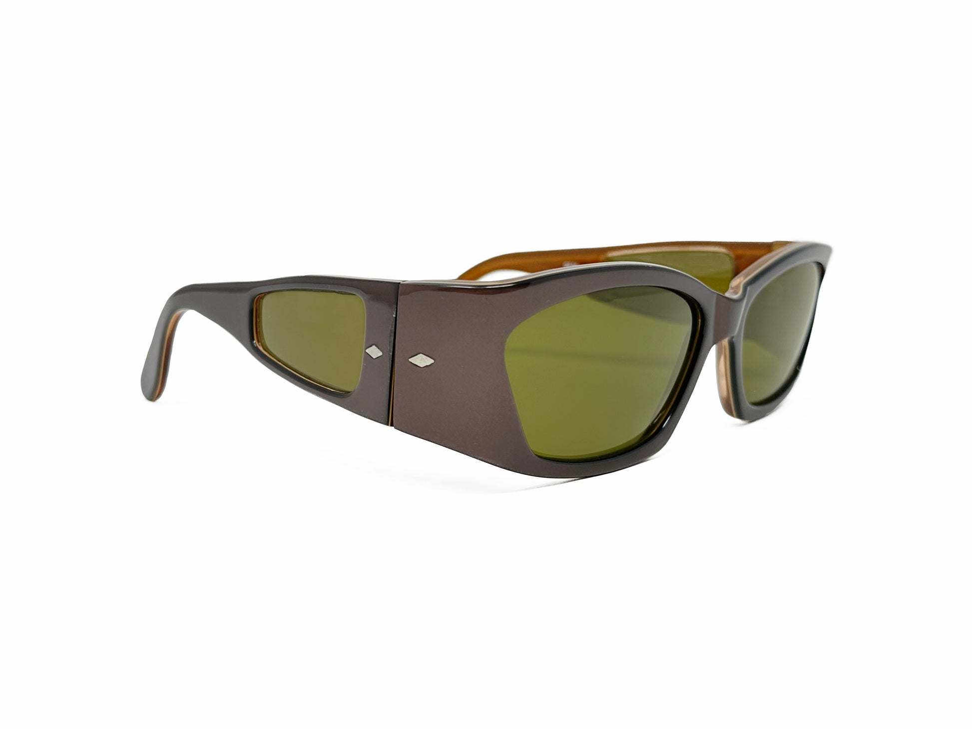 Kador rectangular, acetate sunglasses with cat-eye shaped lens. Model: DF26. COlor: 1434- Brown with green lenses. Side view.