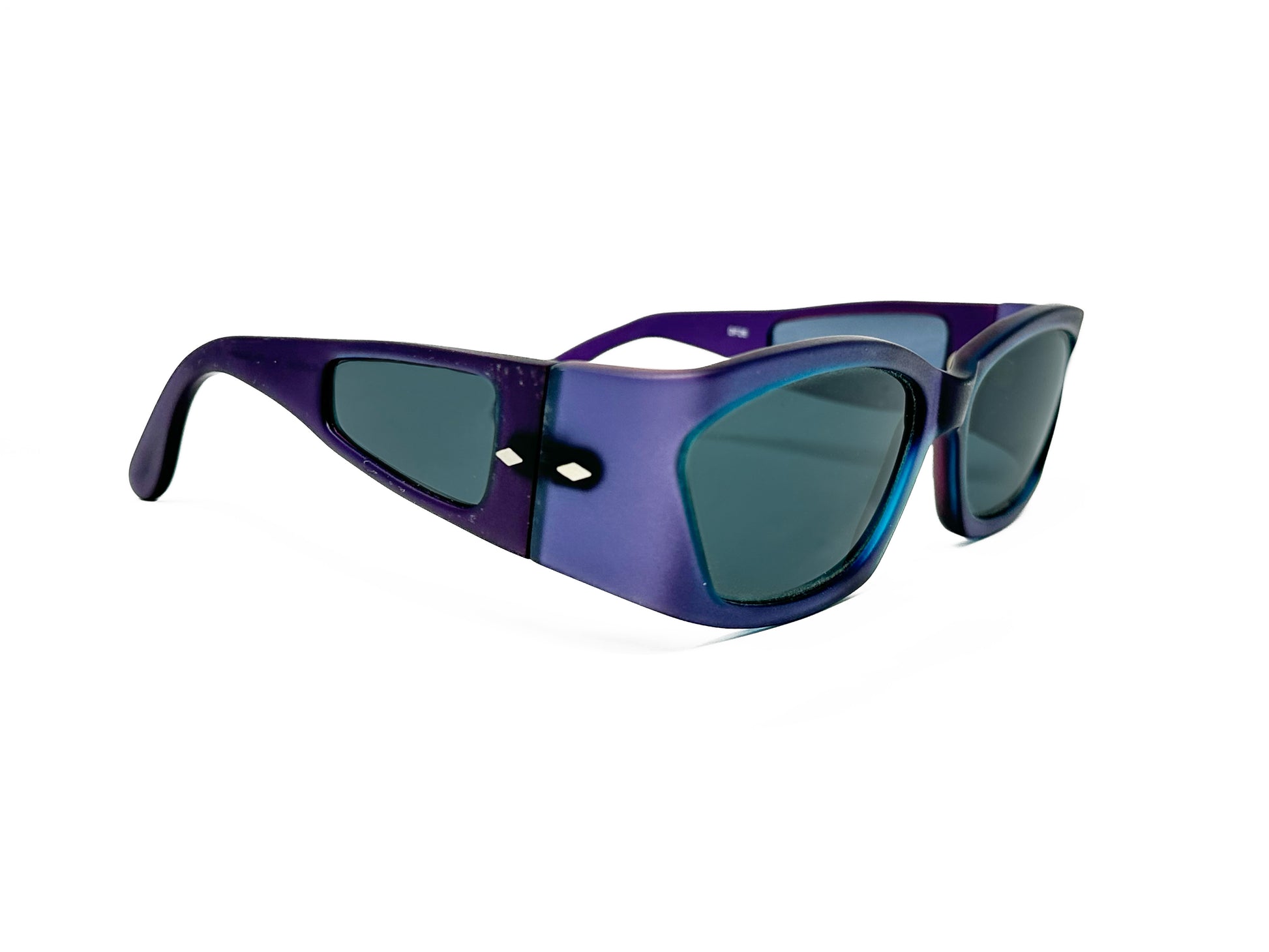 Kador rectangular, acetate sunglasses with cat-eye shaped lens. Model: DF26. Color: M/DBA363 - Purple with blue lenses. Side view.
